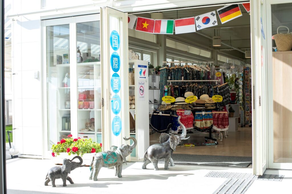 クラフトサーカス内にあり、日本の伝統工芸をはじめ、イタリア、フランス、スウェーデン、ドイツ、インド、バリ、ベトナム、タイ、香港、韓国など、世界各国の雑貨や伝統工芸品を販売する国際蚤の市店舗入り口の画像